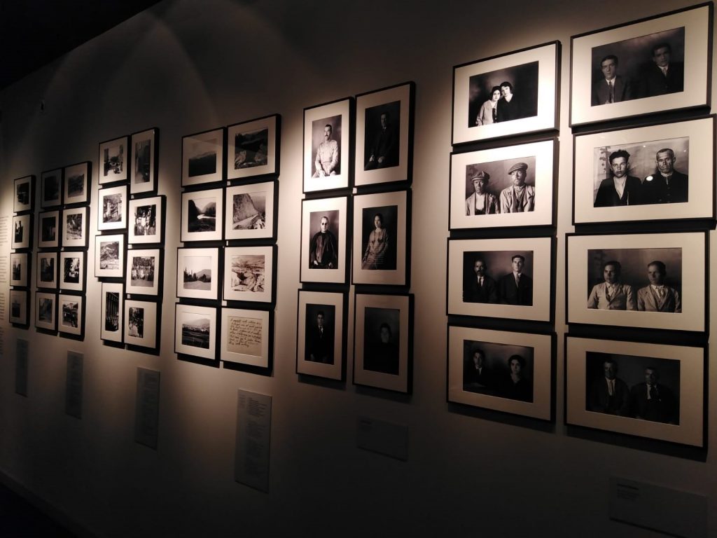 Fons fotogràfic de Guillem de Plandolit. Part de les seves peces artístiques fotografiades entre els anys 1909 i 1930. Un testimoni gràfic i fidel d'uns anys de transformacions. Un llegat d'escenes costumistes i socials d'actes de la Seu d'Urgell, a més dels retrats d'estudi immortalitzat amb la roba de treball o de grup realitzats a l'exterior amb motiu de festes populars. FONT: Espai Ermengol