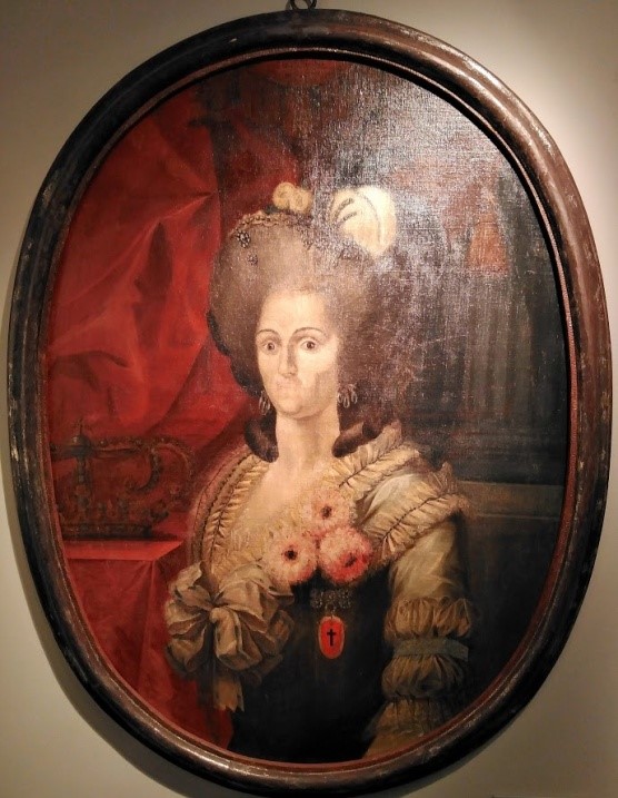 Retrat de Maria Amàlia de Saxònia. Princesa de Polònia i Saxònia, reina consort de Nàpols i d'Espanya. Sota un luxós dosser de damàs vermell amb galó. FONT: Espai Ermengol